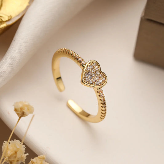 Anillo corazón con incrustaciones de circonia